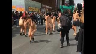 Chileans seem to enjoy participating in nude protests (1): Protestas en Chile