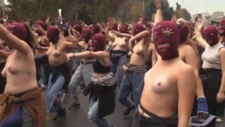 Chileans seem to enjoy participating in nude protests (3): Miles de manifestantes marchan contra la violencia machista en Chile