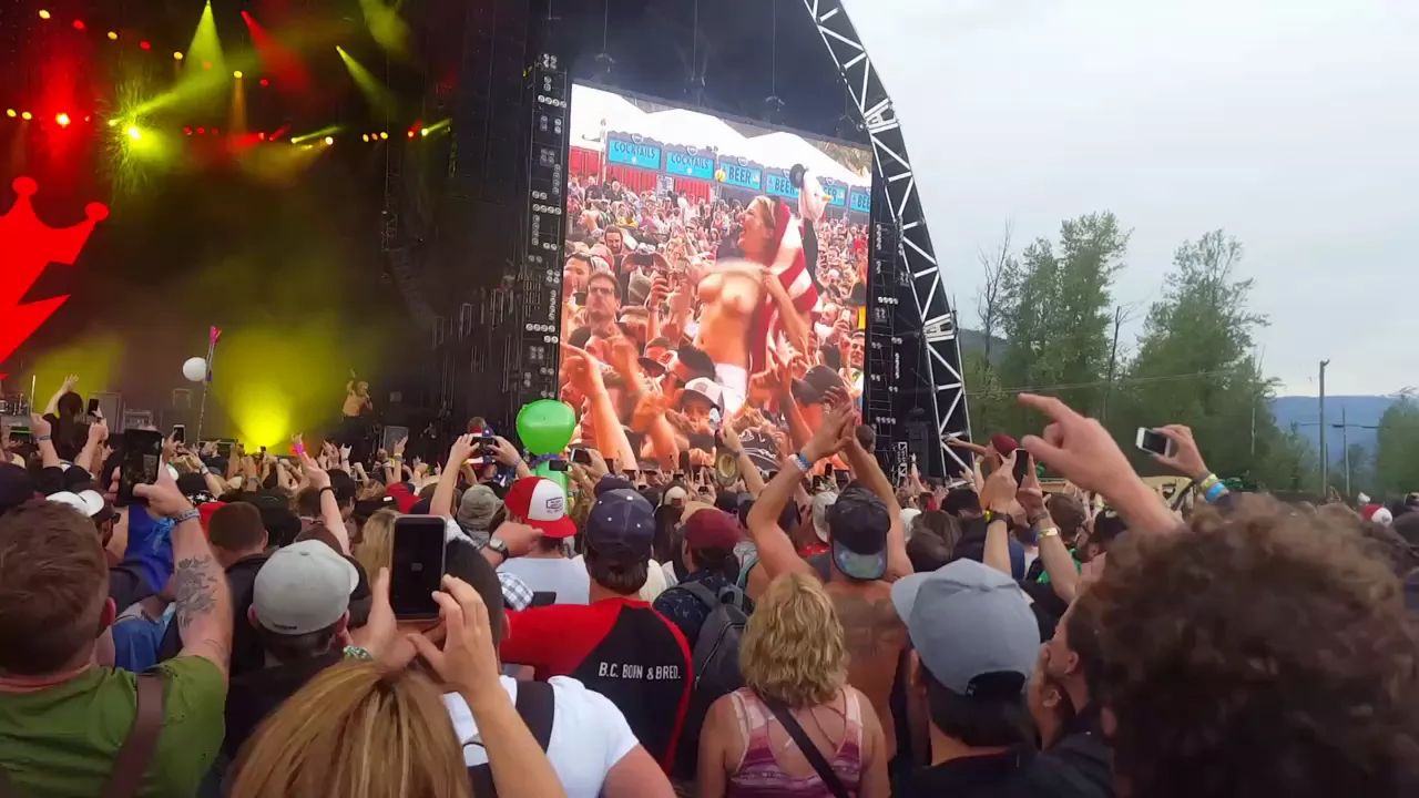 Fan Flashing Tits at Billy Idols Pemby Gig