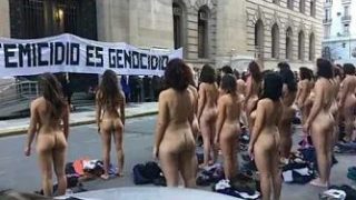 A pile of naked ladies (7:12, “Mujeres se manifestaron desnudas contra los femicidios frente al Congreso y la Casa Rosada”)