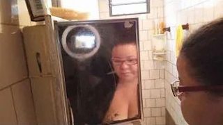 limpeza no espelho do banheiro(tits out at 2:51)