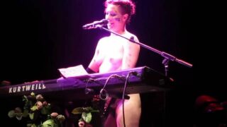 Amanda Palmer sings live – Strips off at 2:52