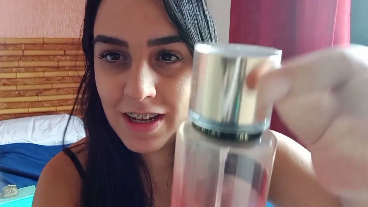 Loção para o verão (Ass Spread in mirror @ 6:12, 6:30, 6:53, Pussy @ 7:05)  - YTboob