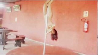 Topless pole dance (“Formosa 2 BoiteCalypso.com.br Faz a sua Festa!”)