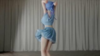 Anime girl strips at 0:50 in “[MMD R-18] St. Louis 2 Phut Hon”