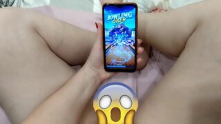 Gamer playing bowling on the phone online – All first person view with reflection tits at 1:00 Just watch the entire video, rare gem VlogHomeMari butt ass naked gaming on her her phone in bed Won’t last long!