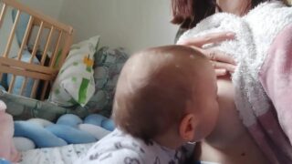 Breastfeeding mother nips