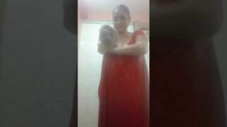 Indian mom bathing – wet pokies