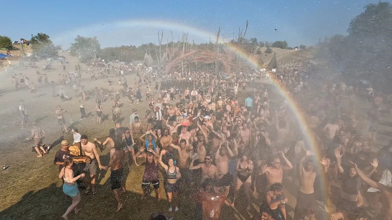 0:00 naked hippie men in the crowd. 2:47 topless, 4:12 nude girl, 4:48  topless, 4:50 naked man - YTboob