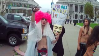 DESNUDAS EN LA CALLE , PUBLIC NUDE WOMAN IN STREET , PROTESTA NUDISTA POR RECLAMO DERECHOS EEUU