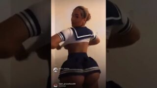 Lightskin throwing ass on insta live