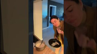 Down blouse / inside look , boob starts 1:04