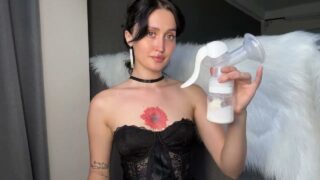 Breastfeeding with Kamalia : boob start 0:26