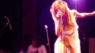 singer nipslip 9:25
