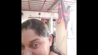Mira lo que esta chika enseña en un en vivo bañandose