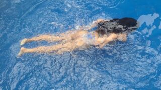 Beautiful ass in the pool – Starts at 0:01