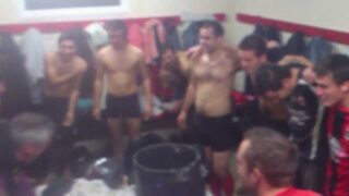 (0:25, 1:04) Joie vestiaires USA VAA Coupe Gers