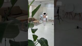 大な事故が起きても絶対に動じないコスプレイヤー魂がわかるコスプレイベント中の一幕です。