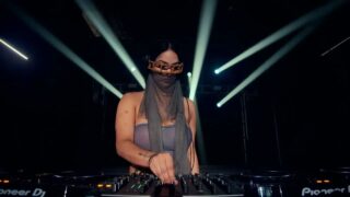 Sausha – Center Booth ◎ S1E01 (9:32) – End)