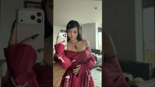 tits flash @0:01